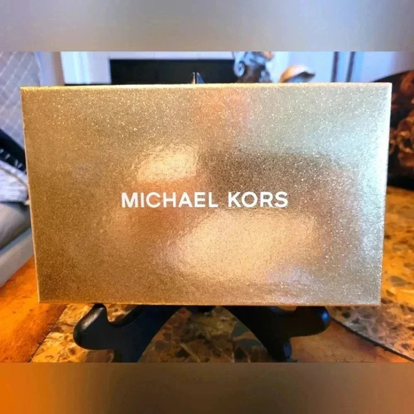 Michael Kors Handbags - Michael Kors Jetset Wallet